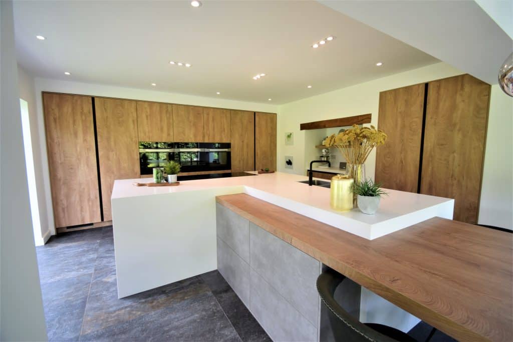 Modern Kitchen Design Ideas โ 5 Contrasting Modern Kitchen Looks stylish modern kitchen in Leeds